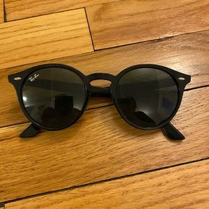 Black circular ray bans